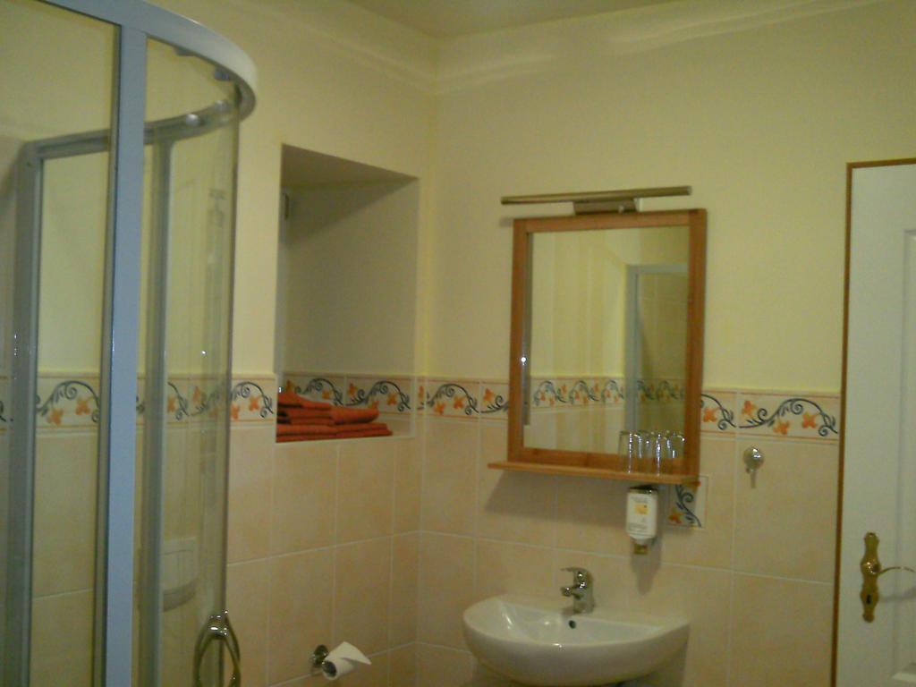 Gast-Und Weinhaus Zwiebelturm Kerken Room photo